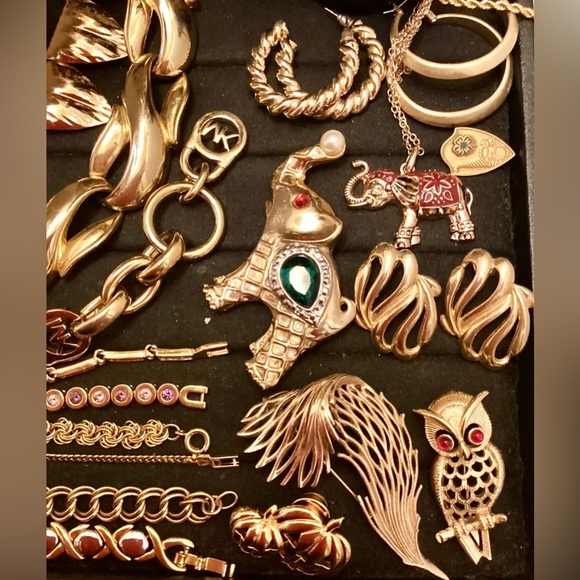 4 LBS Vintage jewelry lot - Picture 12 of 13